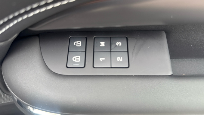 Land Rover Discovery 3.0 D350 Metropolitan Edition 5dr Auto Diesel Station Wagon - Image 28